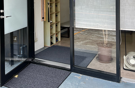 駐車場からストレスなく施術室に行けるバリアフリー設計画像